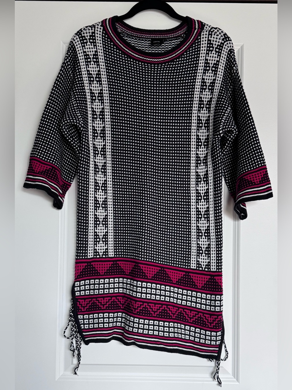 ASOS Aztec knit Black, White & Fuchsia Striped Women’s Sweater. Women’s Size 2